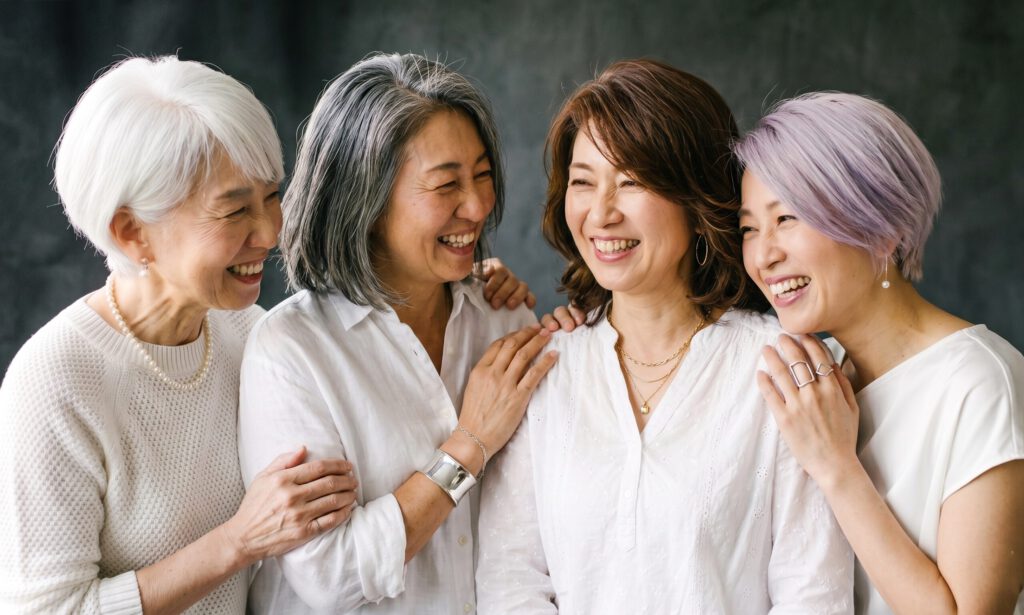 白髪を隠す？活かす？大人のヘアスタイル事情